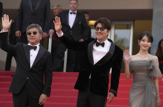 고레에다 히로카즈(왼쪽부터) 감독과 배우 송강호, 이지은(아이유)이 26일(현지시간) 프랑스 칸에서 제75회 칸 국제영화제 경쟁부문 진출작 '브로커'의 공식 상영회에 도착, 레드카펫에서 포즈를 취하고 있다. <칸 AP=연합뉴스>